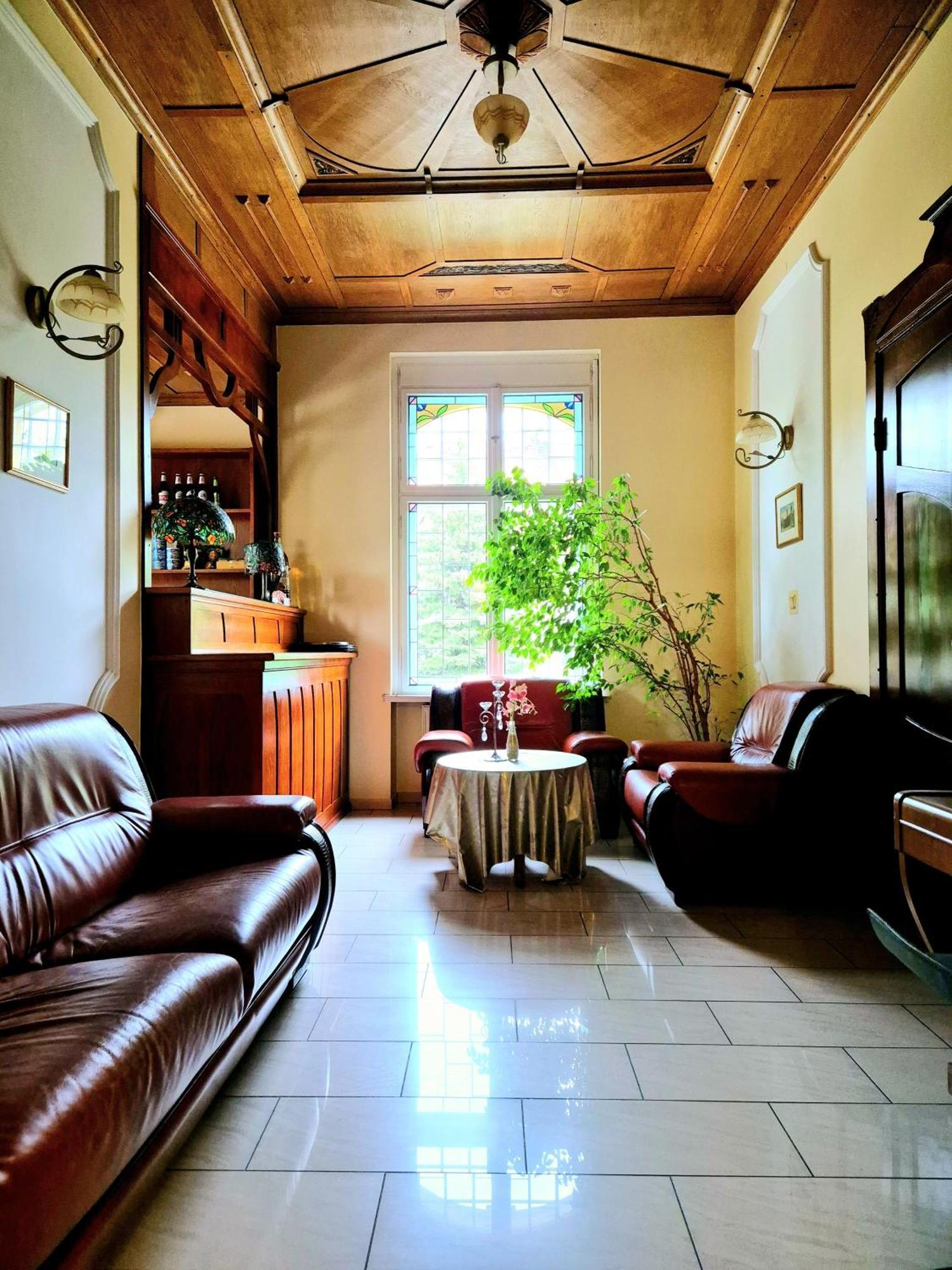 Hotel Palacyk Легница Екстериор снимка