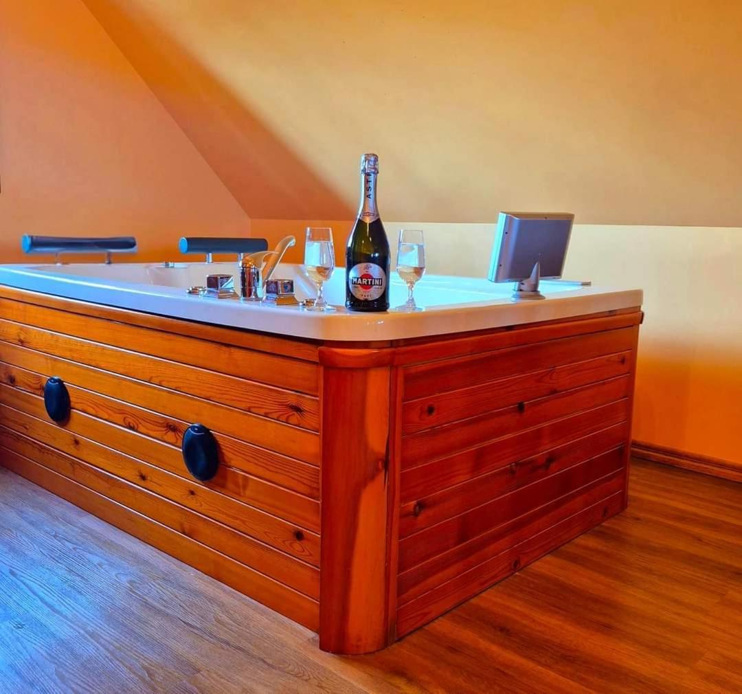 Hotel Palacyk Легница Екстериор снимка