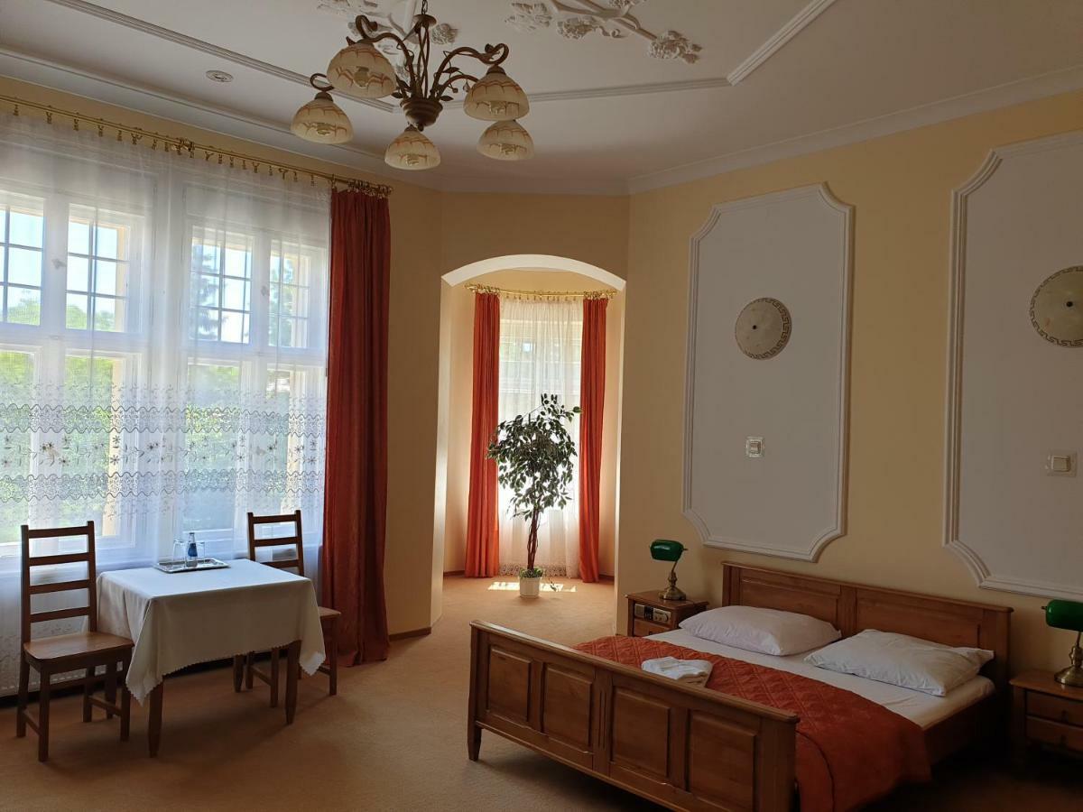 Hotel Palacyk Легница Екстериор снимка