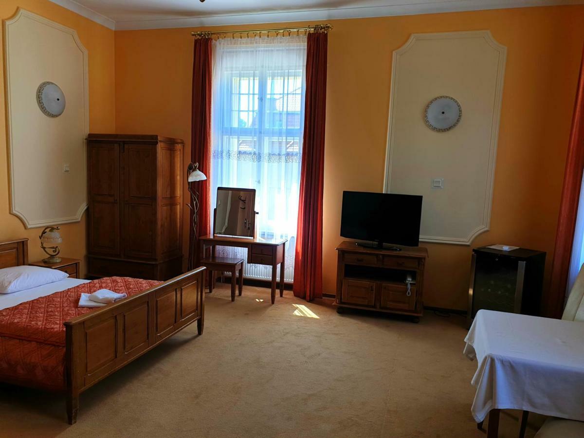 Hotel Palacyk Легница Екстериор снимка